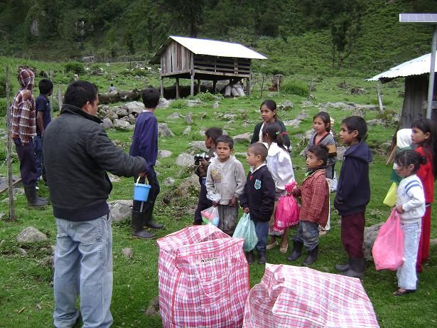 REPARTIENDO JUGUETES ENTRE LOS NIÑOS DE LA COMUNIDAD